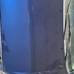 מכסה מנוע כחול עם שריטות ושקעים