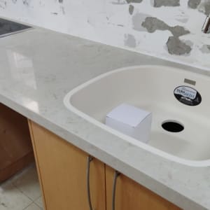 משטח שיש במטבח עם כיור וברז