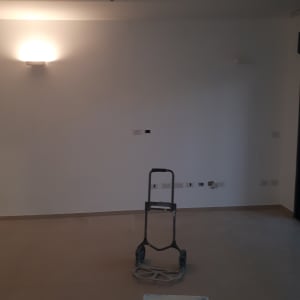 מגש צבע ורולר על רצפה בחדר ריק