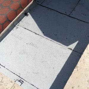 גג עם יריעות איטום מונחות על פני השטח