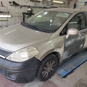 רכב בתהליך תיקון פחחות עם חלקים משויפים