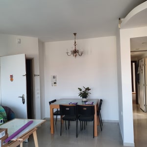 שולחן עם גליל נייר סגול וכלי כתיבה