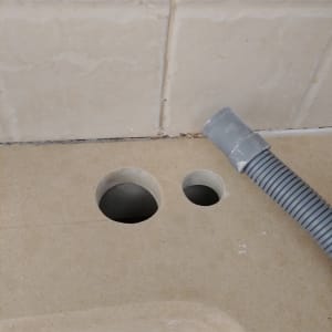 שיש עם שני חורים וצינור אפור