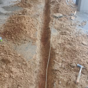 תעלה חפורה עם כלי עבודה וצינור חשוף