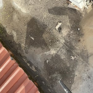 גג עם פאנל מתכת אדום וכתמי לכלוך