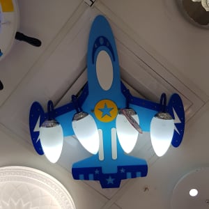 מנורת תקרה בצורת מטוס עם חמישה נורות