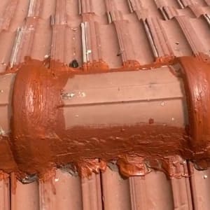 רעפים עם חומר איטום חום על הגג