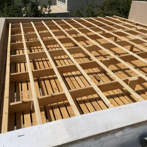 מבנה עץ עם קורות עץ על גג שטוח