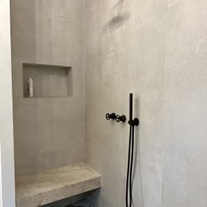 מקלחת עם ראש גשם, ברזים ומושב אבן