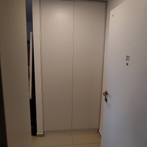 דלת לבנה עם מספר 31 במסדרון מואר