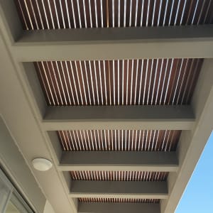 פרגולה מעץ עם קורות עץ חומות