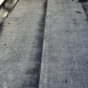 גג אטום עם יריעות ביטומניות שחורות