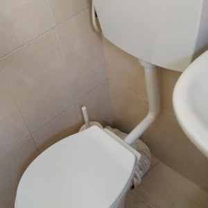 אסלה עם מיכל הדחה וצינור חיבור