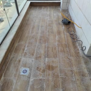 רצפה מלוכלכת עם מכונת ניקוי וכבל חשמל