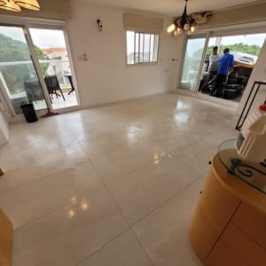 שני אנשים עובדים על מרפסת עם כלים וחומרים