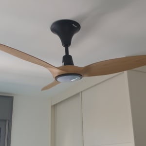 מאוורר תקרה עם כנפיים מעץ ותאורה מובנית