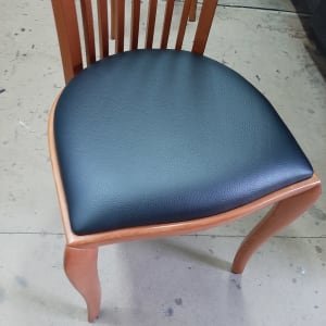 כיסא עץ עם ריפוד עור שחור