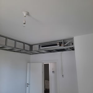 תקרת גבס עם מסגרת מתכת חשופה בחדר