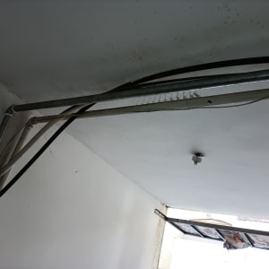 צינורות מתכת ופלסטיק בתקרה