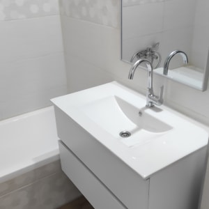 כיור לבן עם ברז כרום בחדר אמבטיה