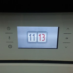 תצוגה דיגיטלית עם מספרים וכפתורים