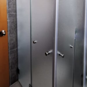 מקלחון זכוכית עם דלתות מתכת ואביזרי מתכת