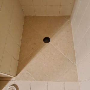 רצפת מקלחת עם חור ניקוז ואריחים חדשים