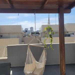 ערסל תלוי על תקרה מעץ עם שרשרת מתכת