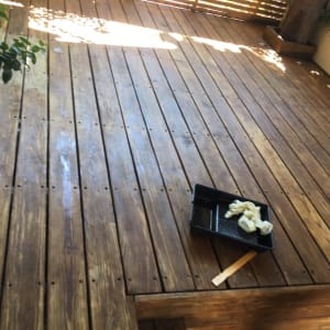 משטח עץ עם מגש צבע ומברשת