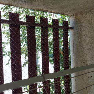 רשת מתכת מותקנת על מרפסת למניעת כניסת יונים