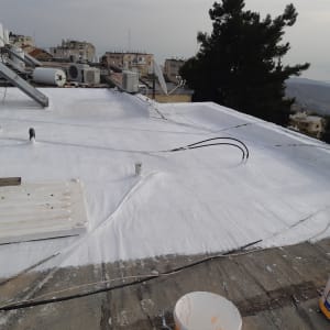 גג אטום בצבע לבן עם דליים ריקים