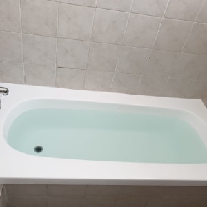 אמבטיה עם מים, אריחי קרמיקה על הקיר