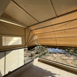 מרפסת עם סוכך בד בצבע בז