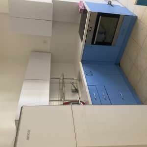 מטבח עם כיור, ארונות ומדף לייבוש כלים