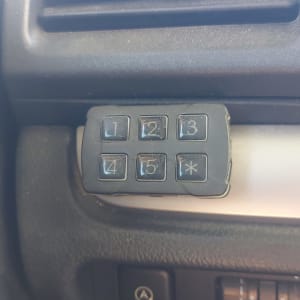 לוח מקשים עם מספרים וכפתור כיבוי ברכב