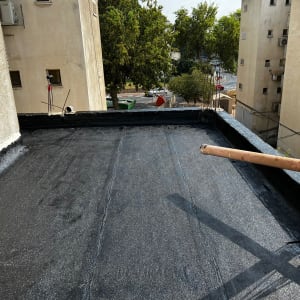 גג אטום בזפת שחורה עם צינור פלסטיק