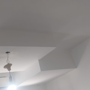 תקרה צבועה בלבן עם מנורה תלויה