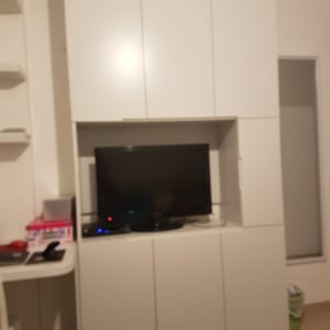 ארון לבן עם טלוויזיה במרכז