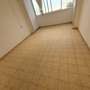 רצפה מרוצפת נקייה בחדר ריק עם חלון