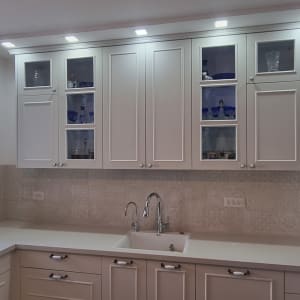 מטבח משופץ עם ארונות לבנים וכיור חדש