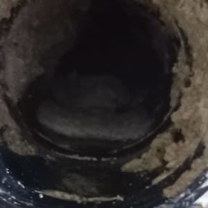 צינור סתום עם הצטברות לכלוך פנימית