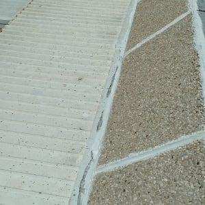 איטום גג עם חומר לבן לאורך התפרים