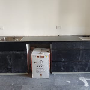 שיש שחור עם כיורים במטבח חדש