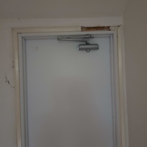 דלת עם ידית מתכת ומנגנון סגירה אוטומטי