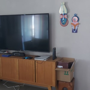 מסכות צבעוניות תלויות על קיר