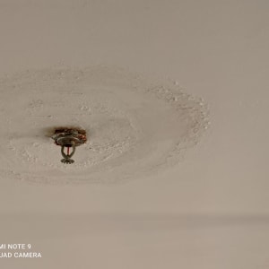 תקרה עם סימני רטיבות סביב מתקן מתכת