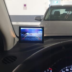 מסך רוורס ברכב עם קווים צבעוניים