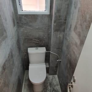 שירותים עם רצפה מלוכלכת באבק