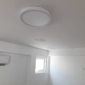 תיקוני צבע בתקרה עם כתמים לבנים