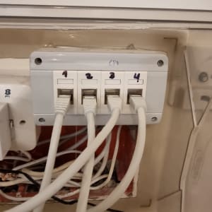 לוח חיבורים עם ארבעה כבלים מחוברים